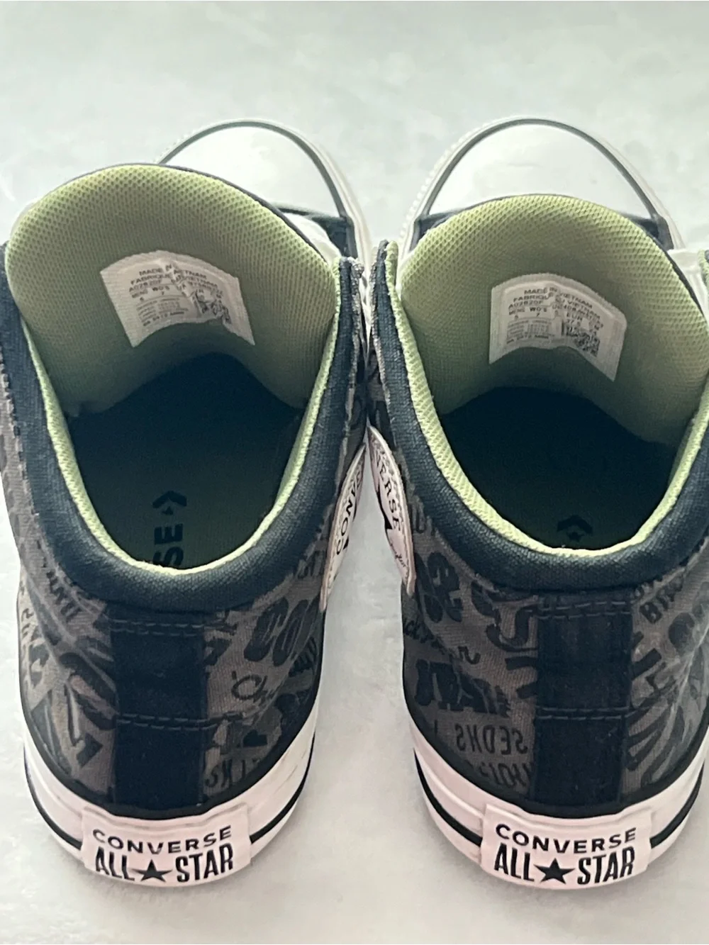 Converse Unisex High Top Sneakers in Black with Green Lining Men’s 5 / Women’s 6